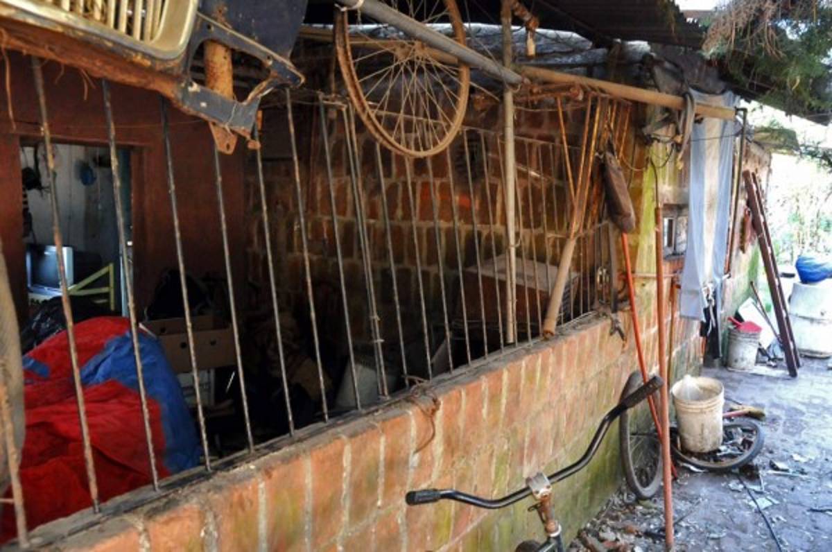 Un hombre mantuvo por años encerrados en jaula a su mujer e hijo