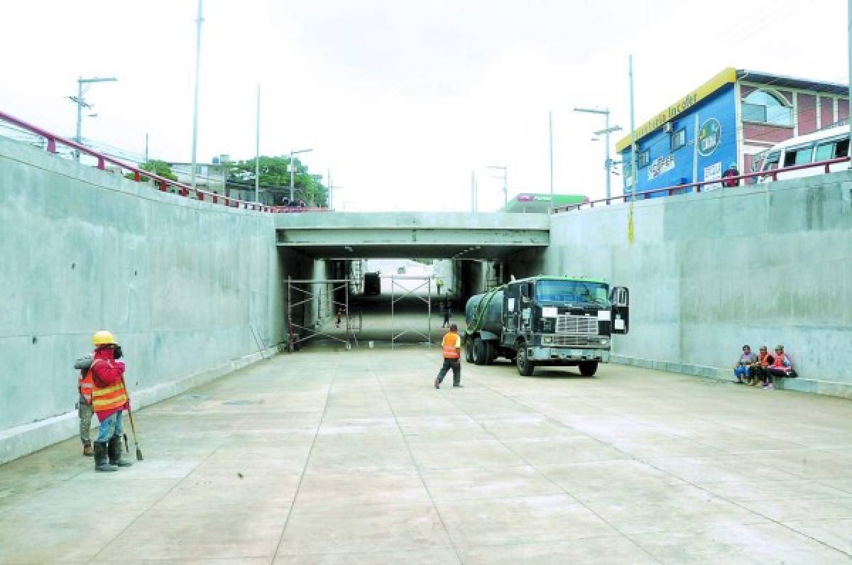 Próceres y héroes patrios custodian el paso por el túnel de la 21 de Octubre