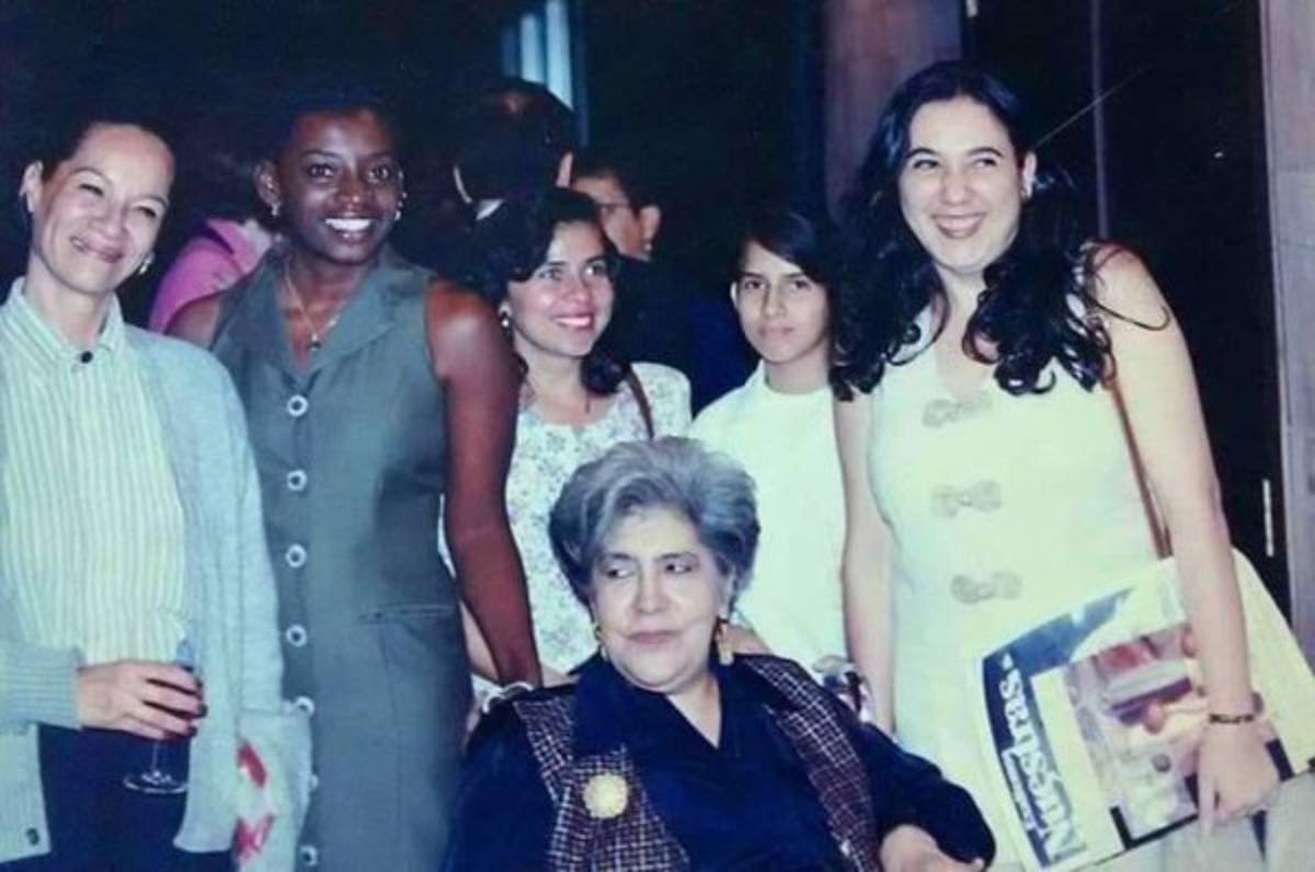 Juana junto a otras poetas de su época.