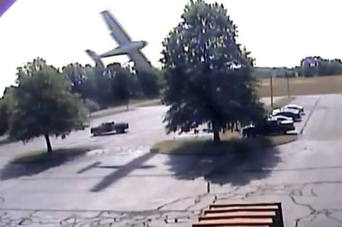Piloto de 79 años se salva de la muerte al estrellar su avioneta con un árbol
