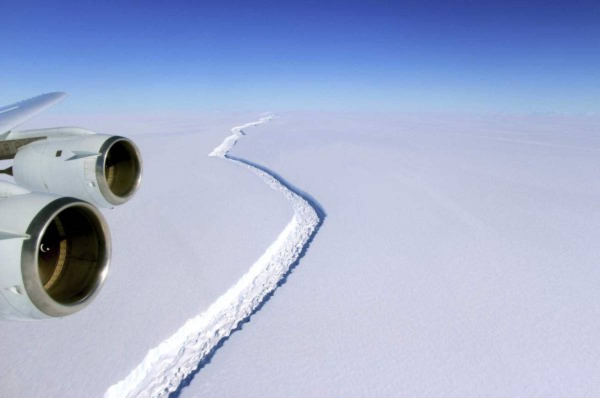 Iceberg colosal se separa de una plataforma en la Antártida