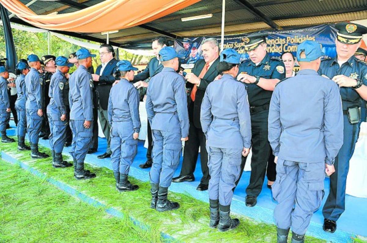 Gradúan a 254 nuevos policías