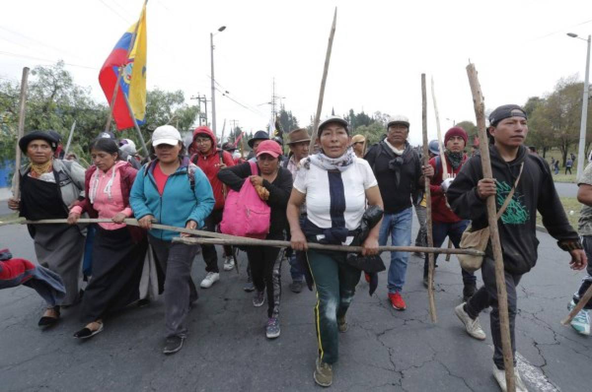 Manifestantes indígenas antigubernamentales de Otavalo llegan a Quito, Ecuador, para unirse a otros grupos indígenas con el fin de protestar contra el presidente Lenin Moreno y sus políticas económicas, el martes 8 de octubre de 2019. Ecuador ha sufrido días de agitación popular desde que el presidente Moreno eliminó los subsidios al precio del combustible, lo que desencadenó protestas y enfrentamientos en todo el país sudamericano. (Foto AP/Dolores Ochoa)