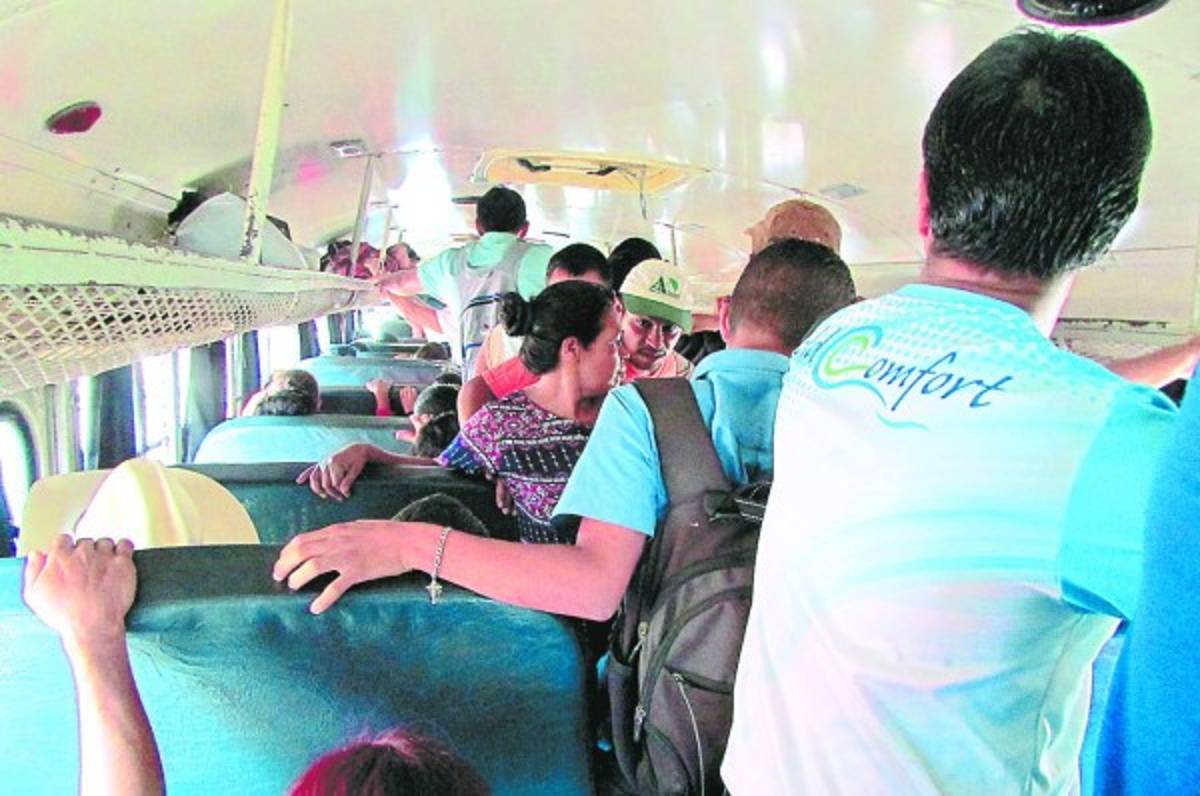 En vehículos pick-up se trasladan trabajadores de la región oriental