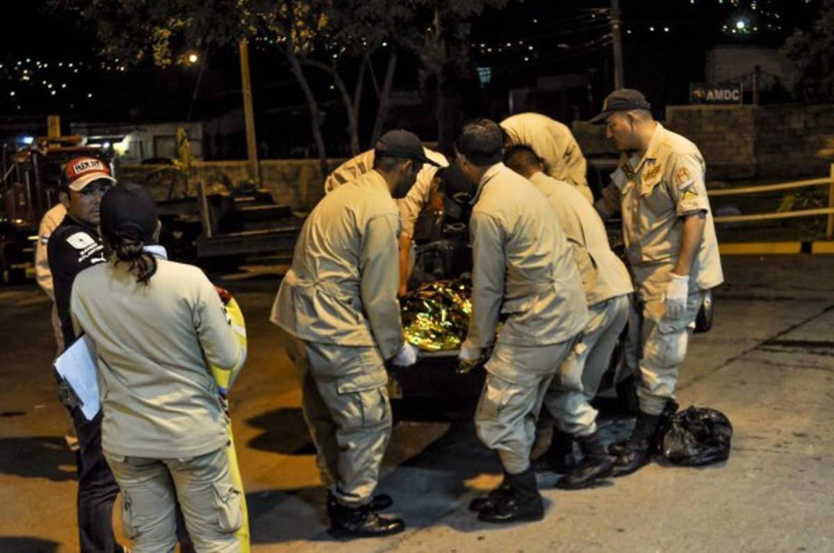 El cadáver de Marco Amaya es sacado de la estación de bomberos de El Carrizal.