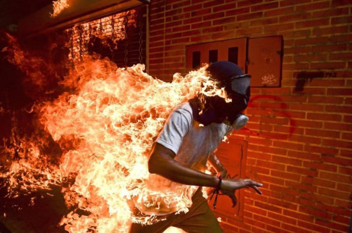 Imagen de AFP de manifestante en Venezuela nominada a foto del año