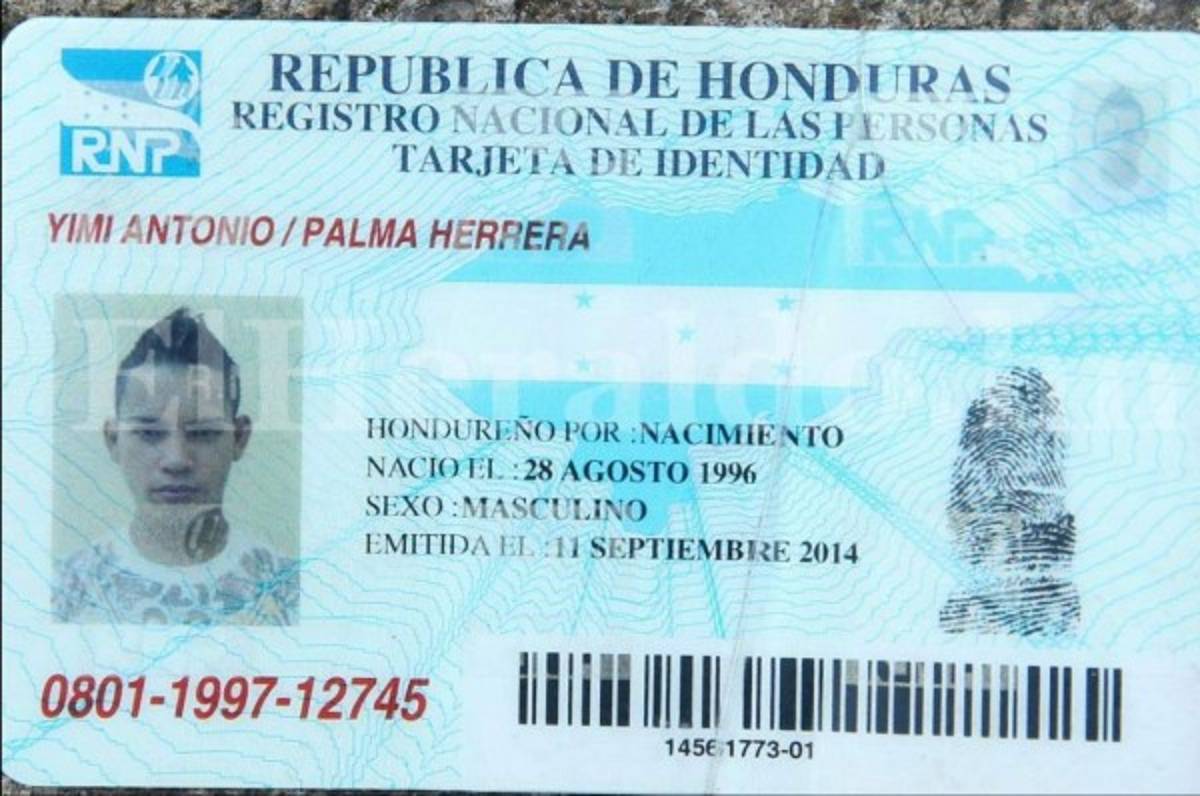 Yimy Antonio Palma fue reconocido hasta la mañana de este viernes. En un inicio, los familiares del joven se presentaron a la morgue judicial a investigar, pero al llegar con la identificación les informaron que estaba herido en el Hospital Escuela. Sin embargo, al cotejar la identidad con los cuerpos se confirmó que es uno de los fallecidos. Fotos: Mario Urrutia / EL HERALDO.