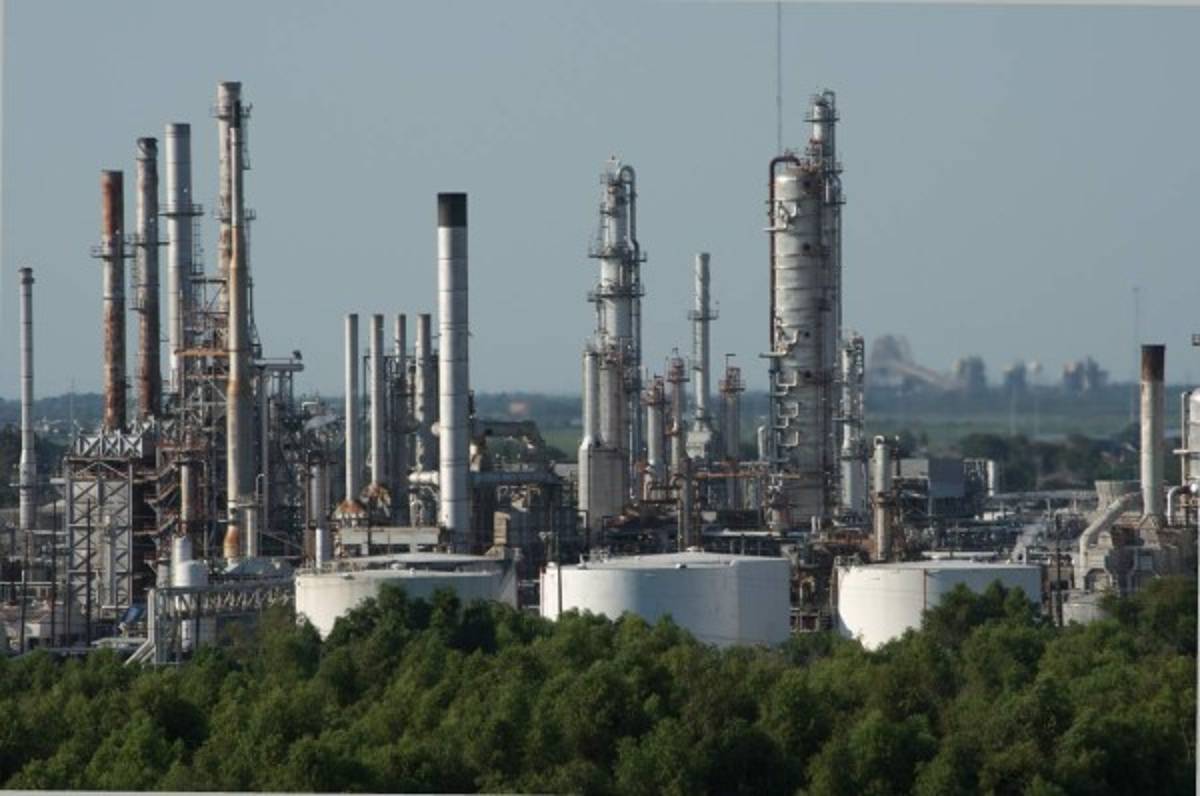 Confirman hallazgo de petróleo en aguas poco profundas del golfo de México