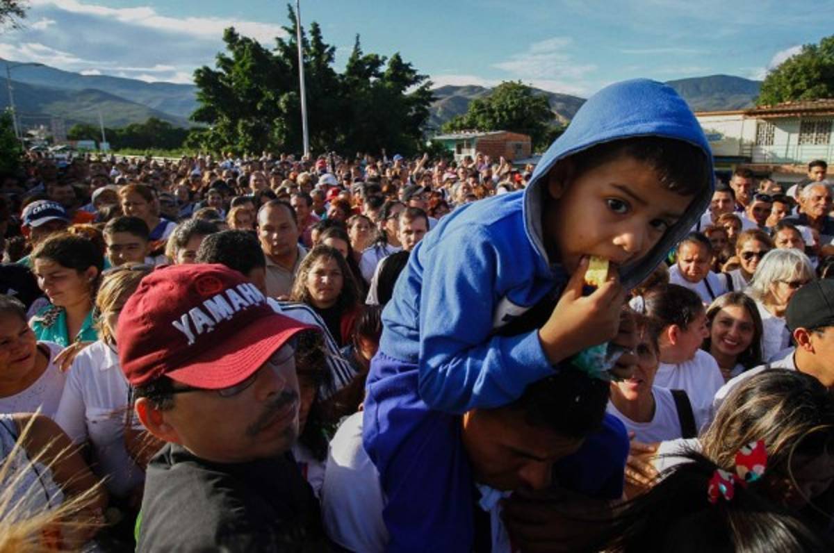 La vida en Venezuela transcurre en largas filas en búsqueda de comida