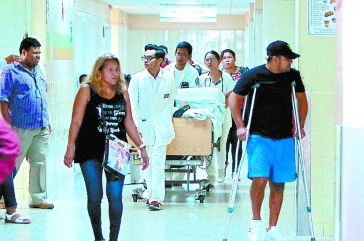 Pacientes abarrotan hospitales en busca de atención médica