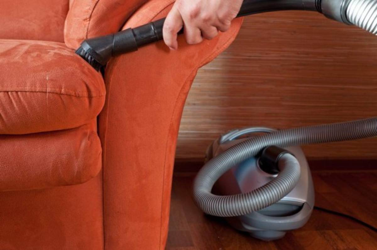 Asegúrese de limpiar las grietas y las fisuras de los muebles entre los cojines.