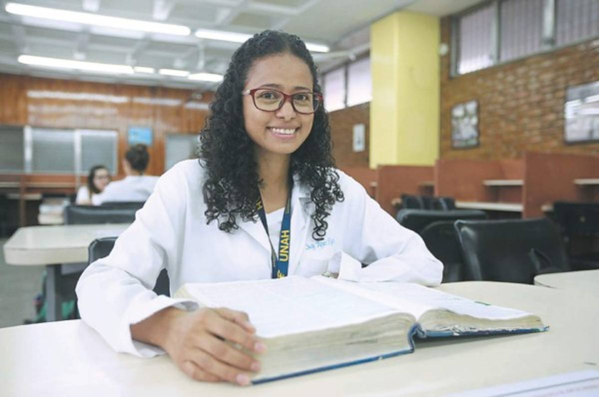 Susy Reyes estudia Medicina y las intensas jornadas la llevaron a presentar serios problemas de salud, pero ella no se rinde.