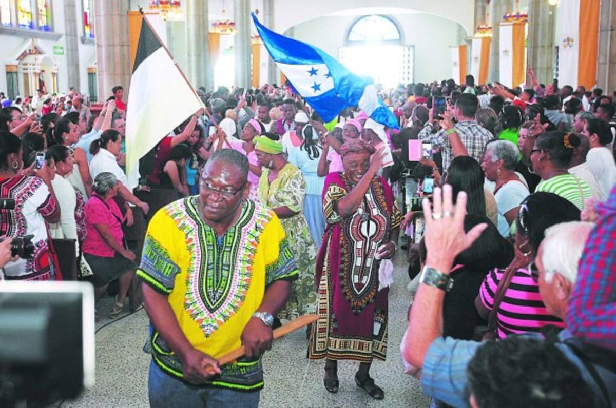 Tambores, maracas y canto para la Morenita