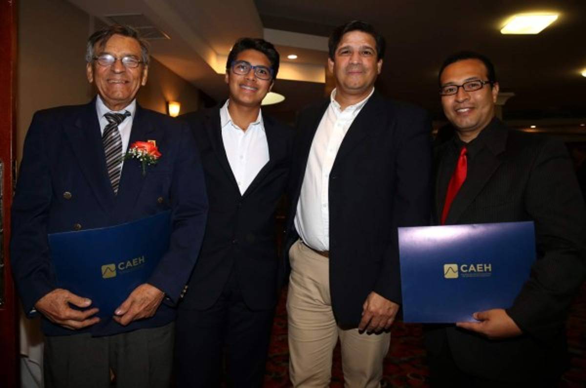 El CAEH reconoce a profesionales y entrega mención a Jorge Bueso Arias