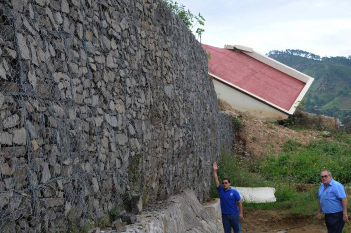 Ciudad del Ángel cede unos 87 centímetros y activa alerta roja ante peligro