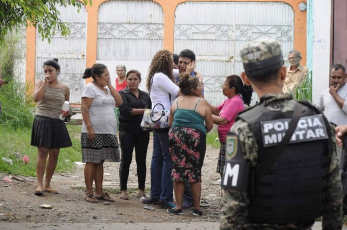 Dolientes llegaron al lugar del suceso y rompieron en llanto al ver el cadáver del joven.