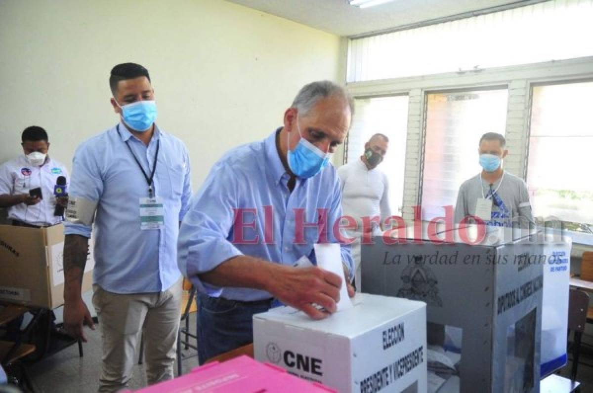Nasry 'Tito' Asfura acude a votar en compañía de sus bellas hijas y su esposa (FOTOS)  