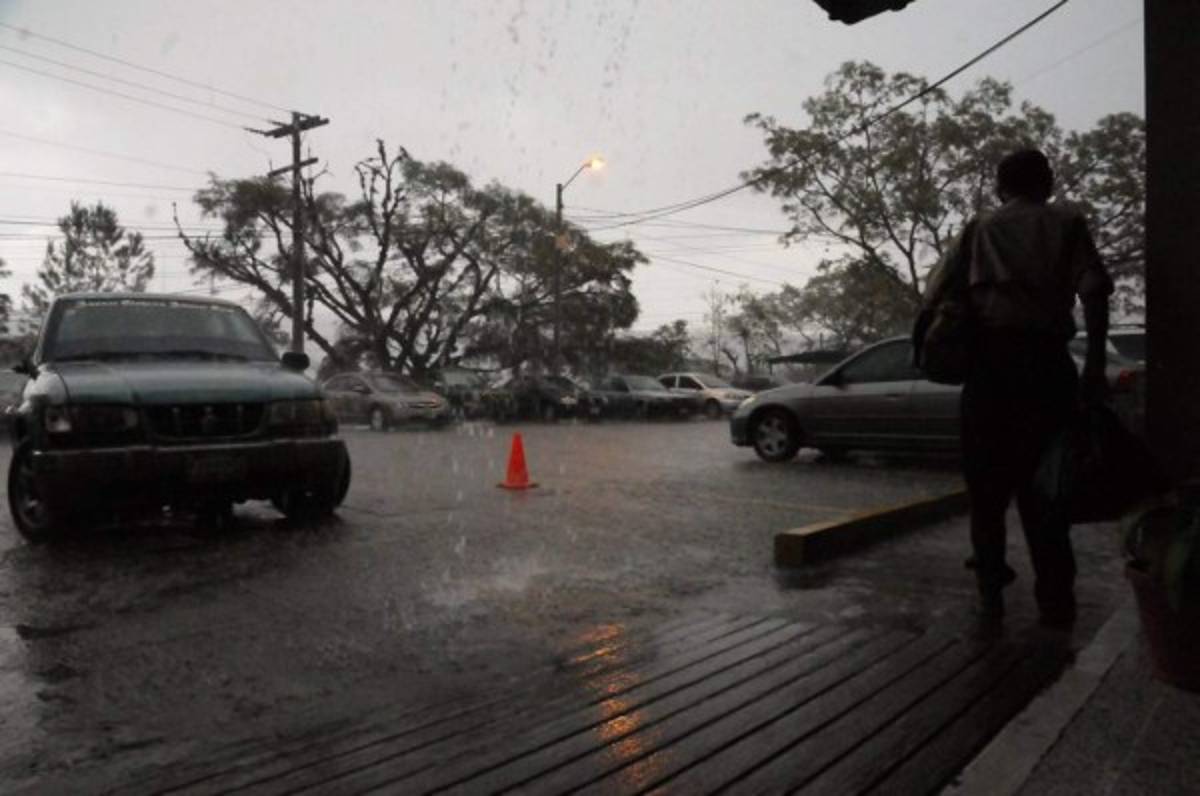 Por cuarto día consecutivo fuertes lluvias azotan la capital de Honduras