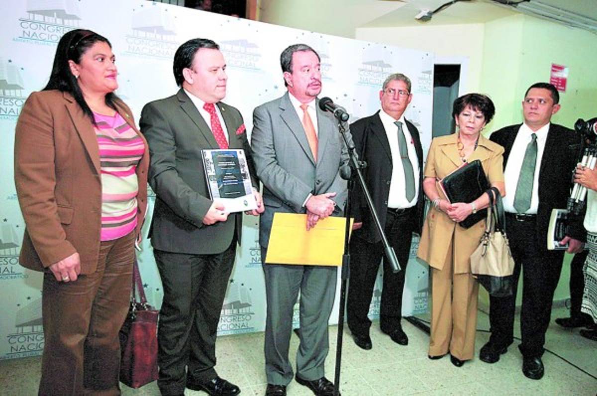 Honduras: Querían abrir centros regionales olvidando las necesidades del campus