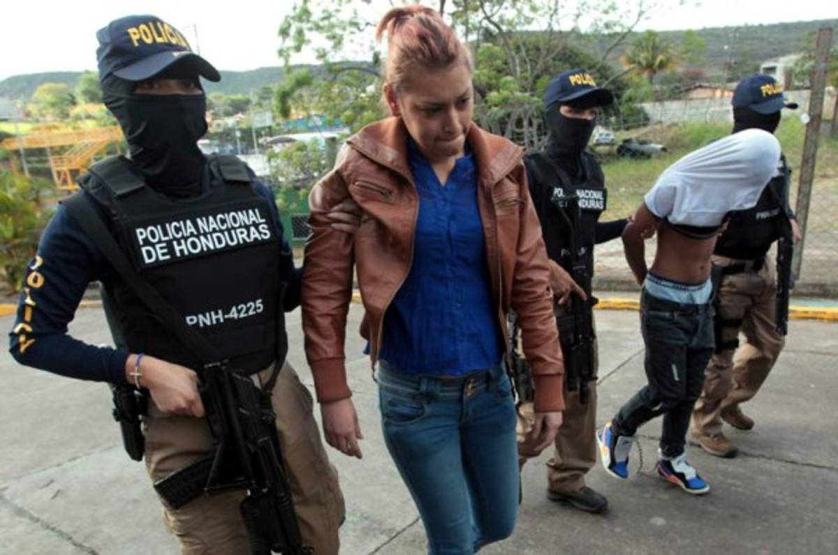 Mujeres hondureñas que cambiaron la cosmetiquera por las armas y las drogas