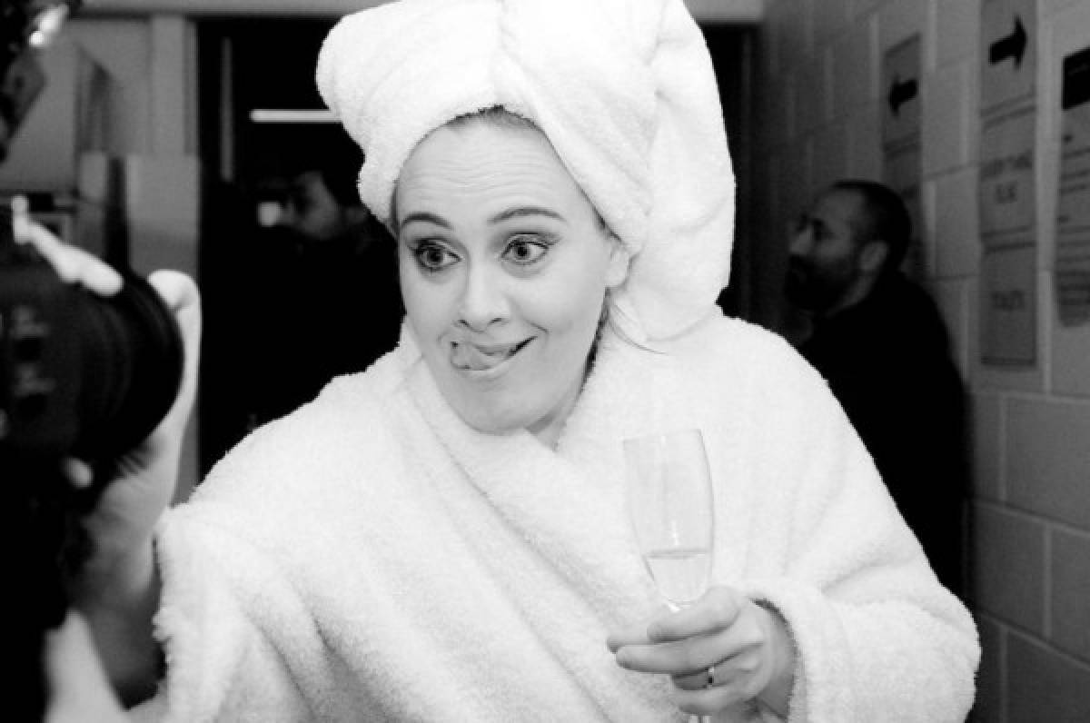 La cantante Adele festeja su cumpleaños 29 con canas y arrugas