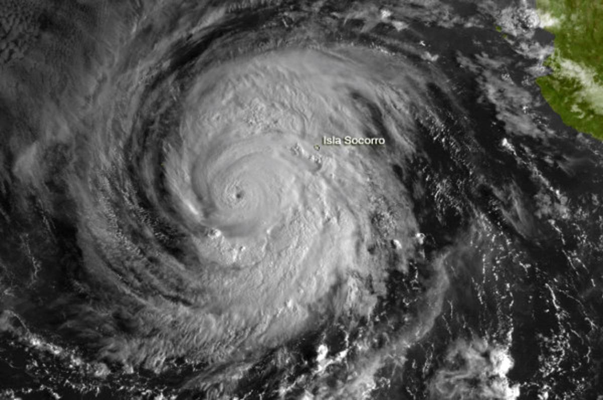 Huracán Miriam alcanza categoría tres