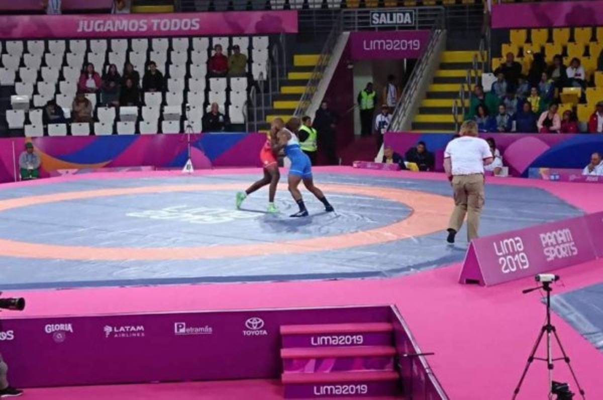 Momento en el que Kevin Mejía estaba en combate.