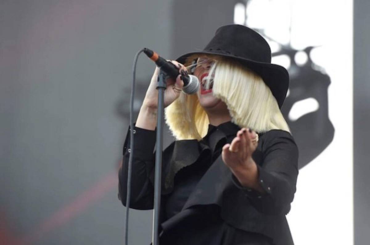 La cantante Sia se quita su extravagante peluca y muestra su rostro