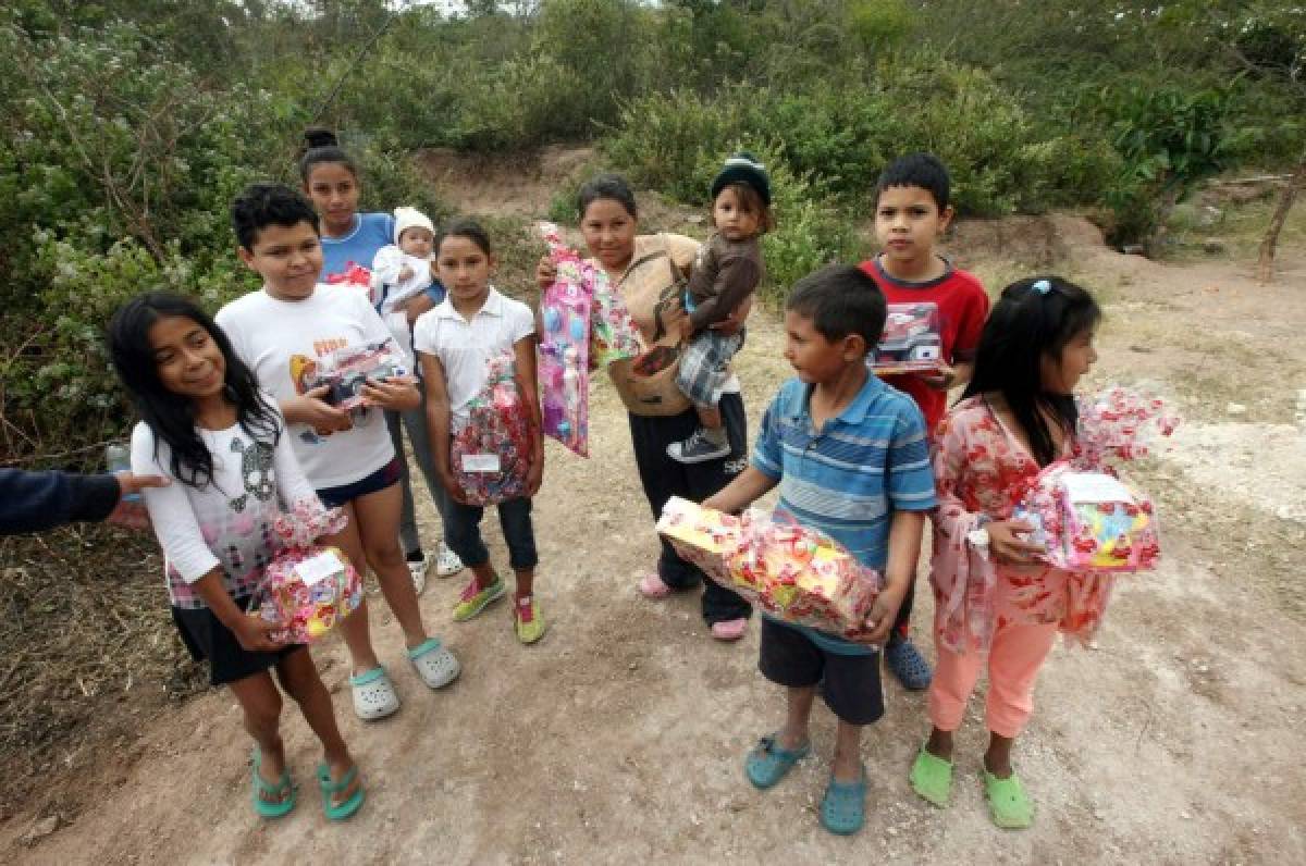 Pequeños de la Villeda Morales felices al recibir un obsequio