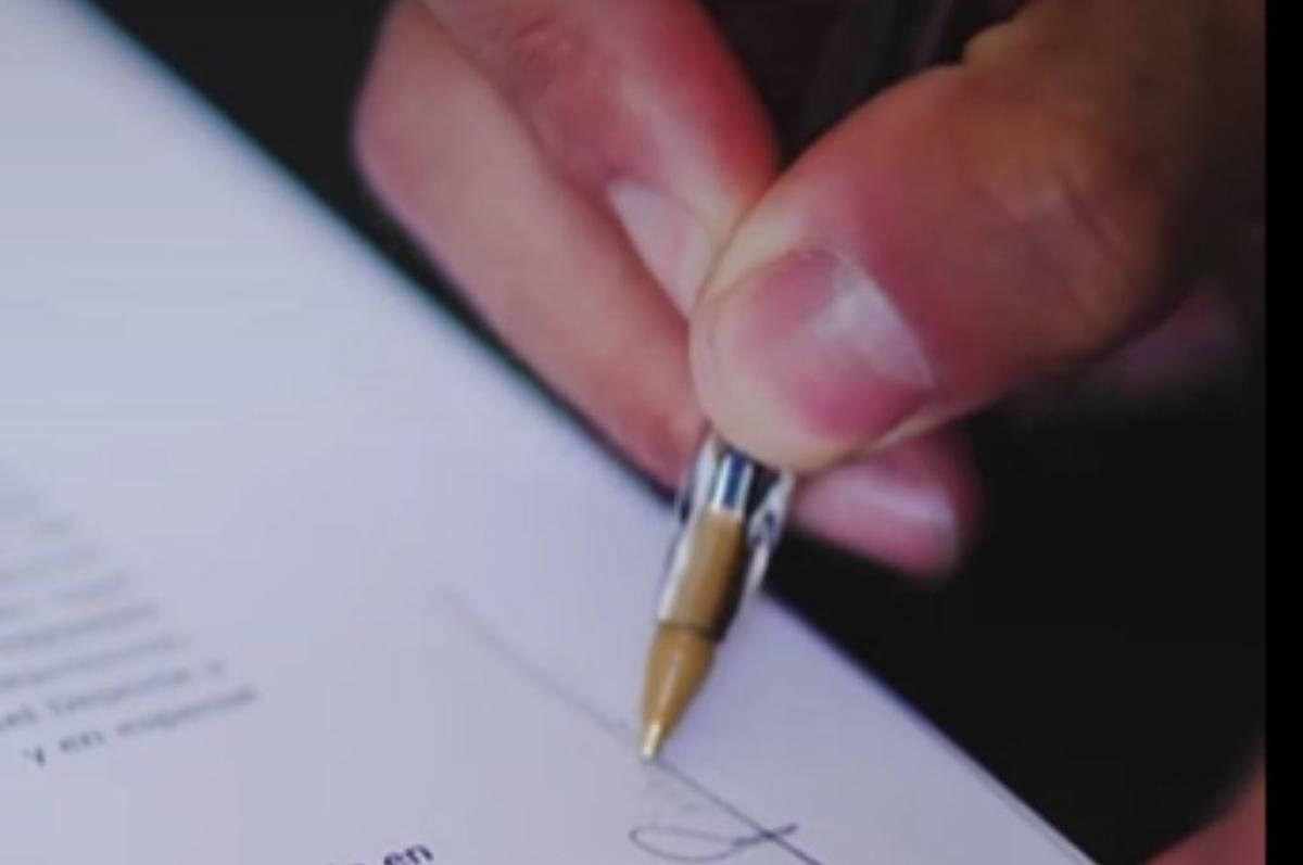 Fue actor y llegó con su bella novia: Así fue el primer día de Carlos Pineda en su nuevo equipo