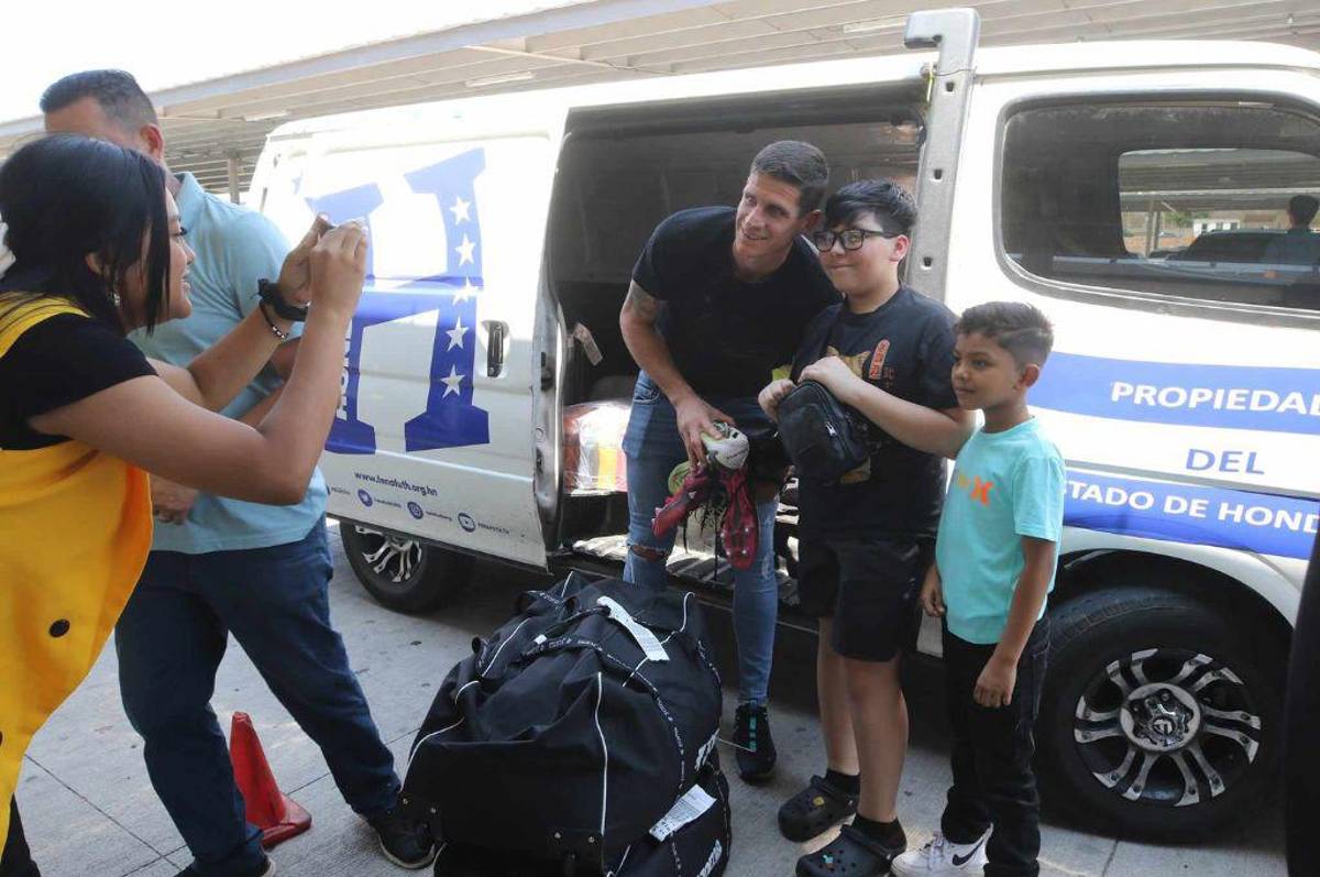 Jonathan Rougier se tomó fotos con los aficionados hondureños. Fotos: Estalín Irías.