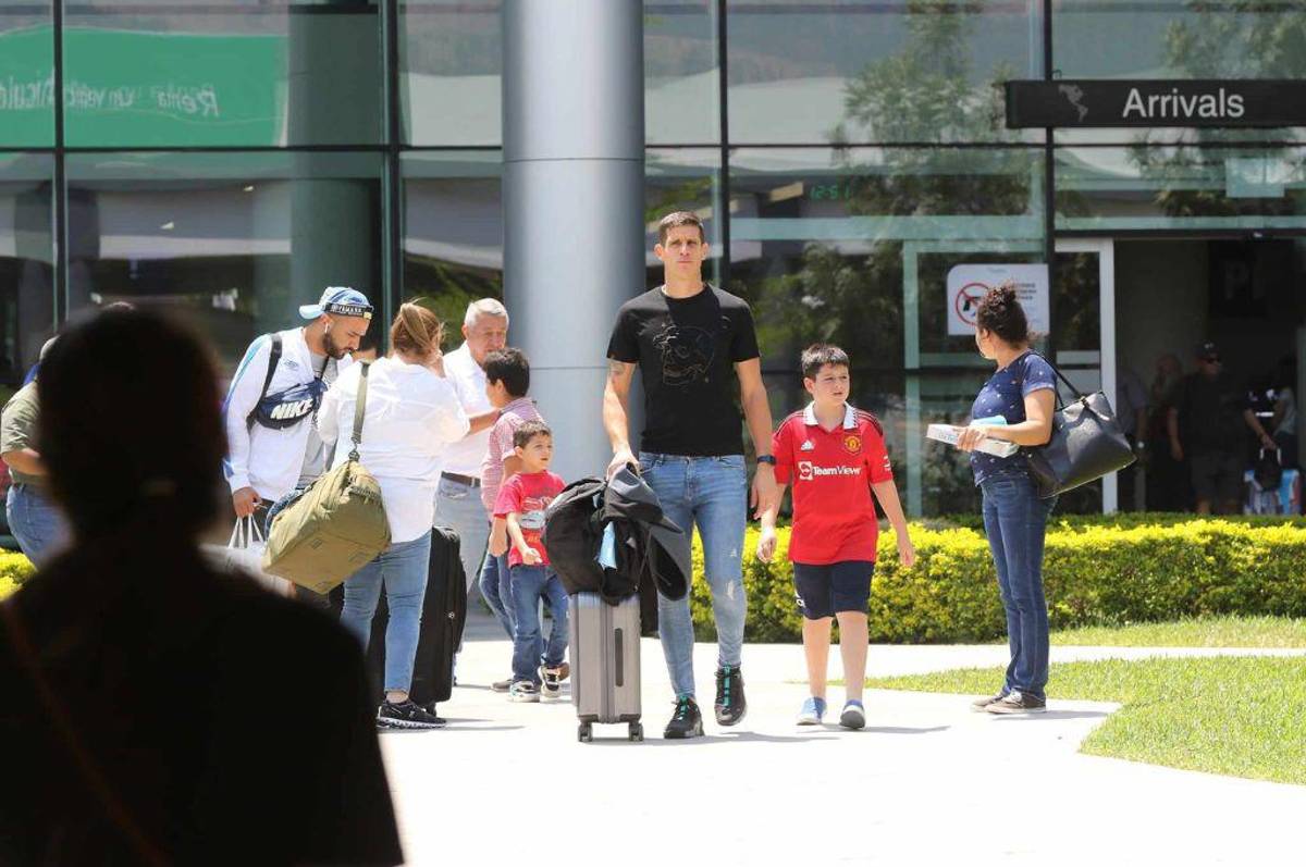 Jonathan Rougier fue recibido en Palmerola por su esposa e hijo Fotos: Estalín Irías.