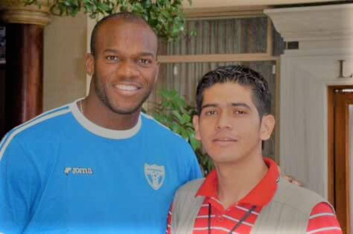 Carlos Castellanos posando con David Suazo, exdelantero de la Selección de Honduras.