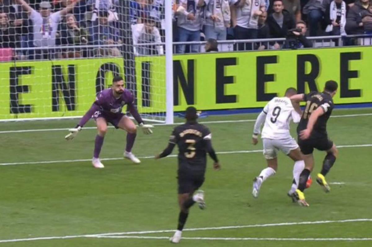 Tristeza en Real Madrid tras caer ante Valencia y el 'regalito' que Vinícius no aprovechó Tristeza en Real Madrid tras caer ante Valencia y el 'regalito' que Vinícius no aprovechó