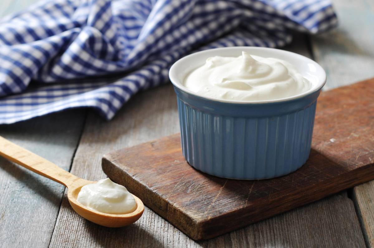 El yogur natural sin azúcar tiene menor aporte calórico que los quesos. Sobre la leche, la ventaja sería que aporta un sabor ligeramente ácido y tiene más cuerpo.