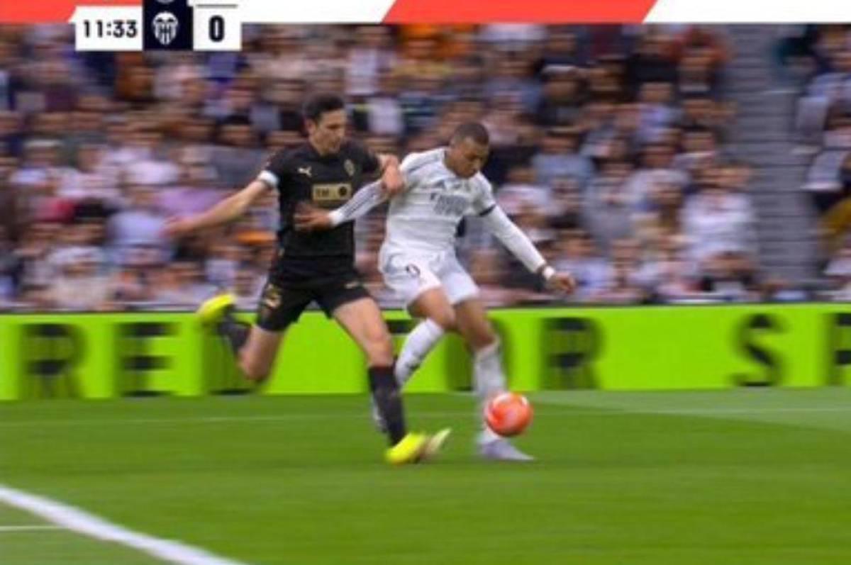 Tristeza en Real Madrid tras caer ante Valencia y el 'regalito' que Vinícius no aprovechó Tristeza en Real Madrid tras caer ante Valencia y el 'regalito' que Vinícius no aprovechó