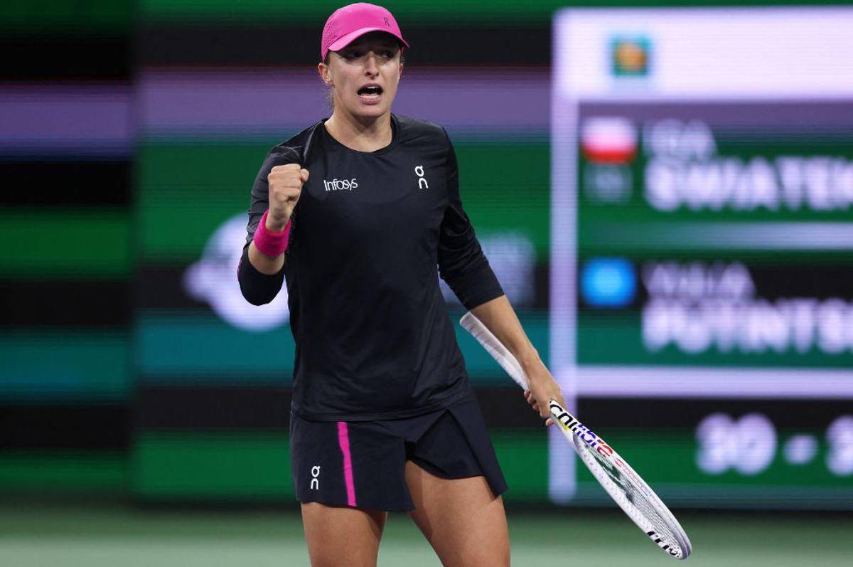 Iga Swiatek, la número uno del mundo, disputando su partido en Indian Wells 2024.