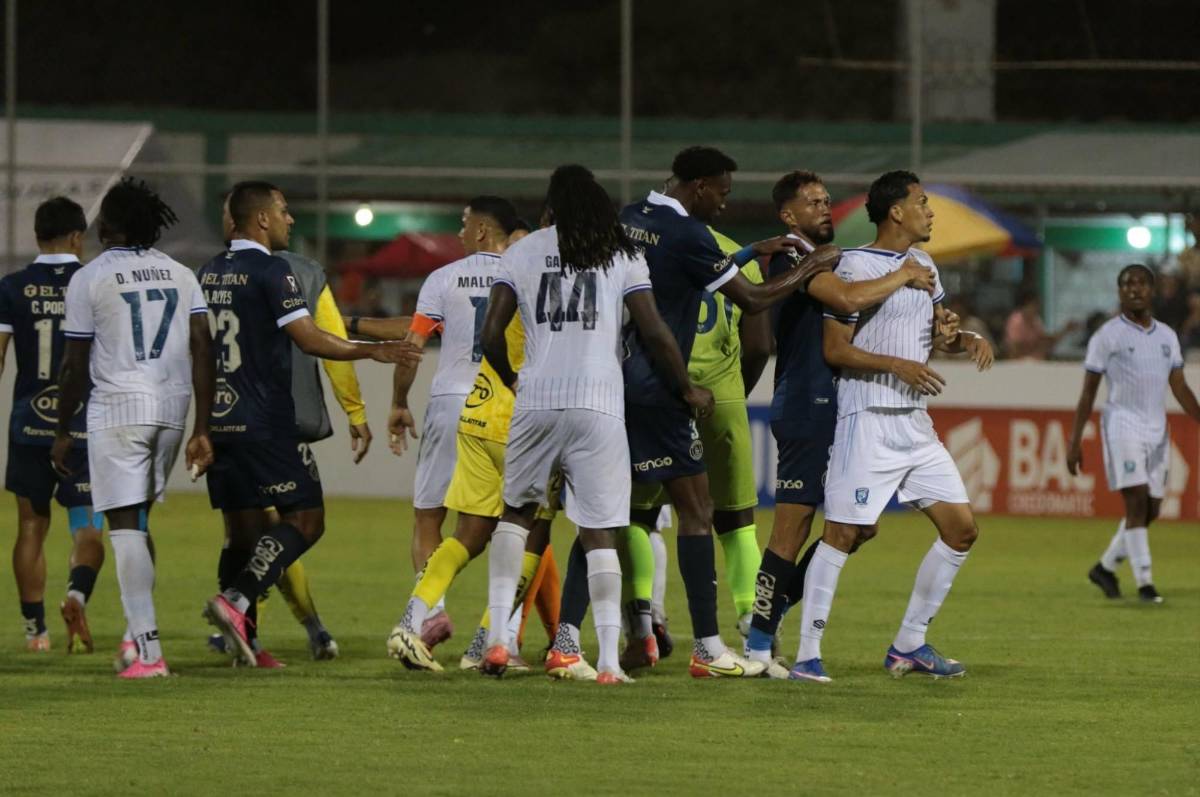 Polémico penal, ayuda del FVS y zafarrancho entre jugadores del Motagua y Génesis