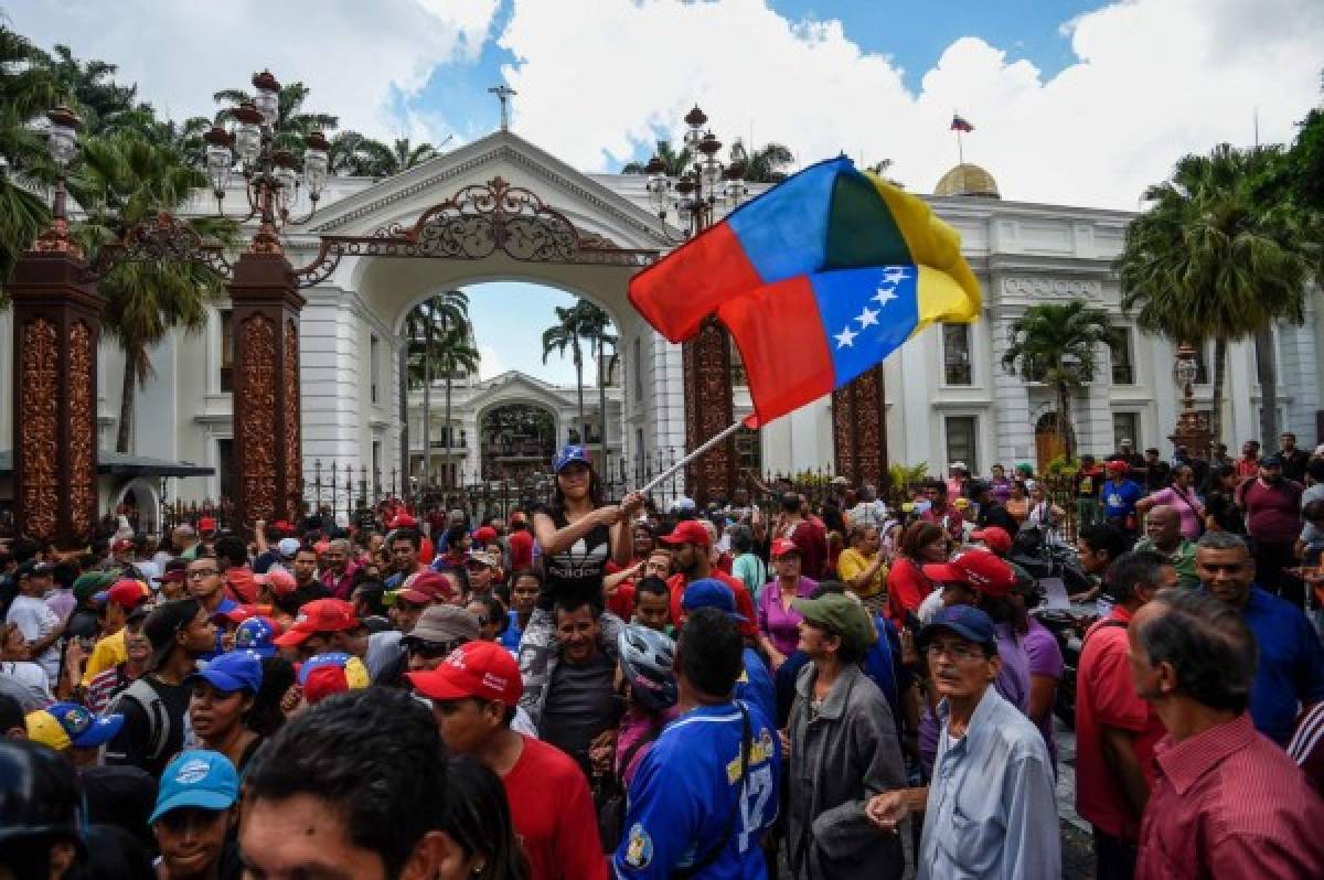 Parlamento llama a venezolanos a defender democracia ante 'golpe' en Venezuela