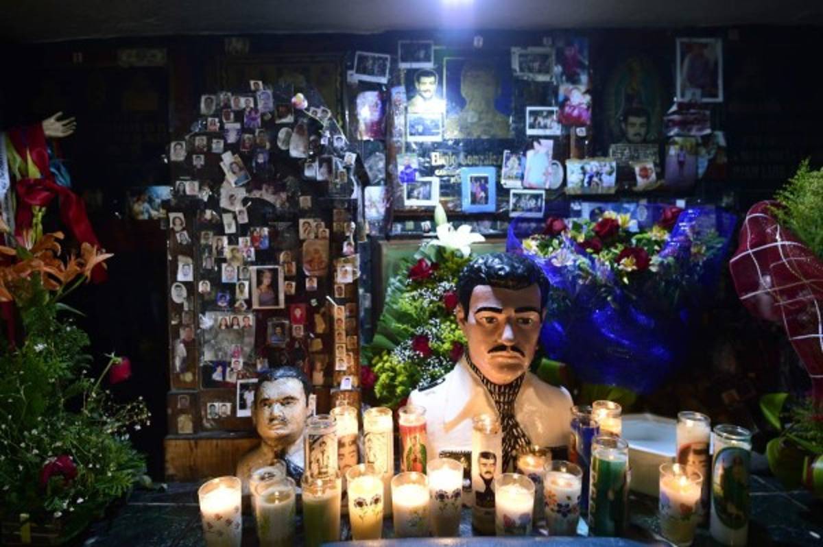 Muchos adoran a otro popular 'santo' llamado Jesús Malverde, quien según la leyenda fue una especie de Robin Hood, un bandido que robaba a los ricos para dar a los pobres hasta que fue colgado en Culiacán, en 1909. Foto: AFP