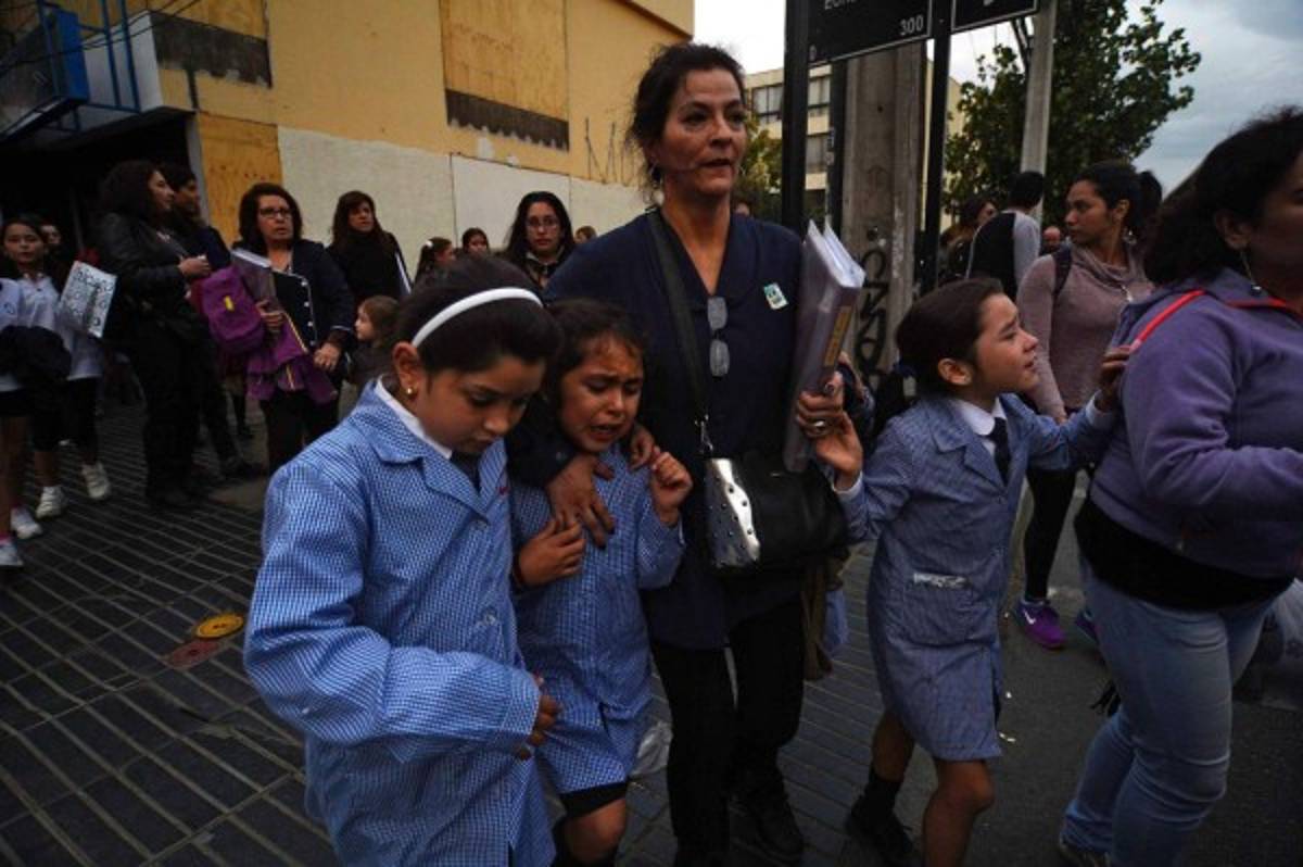 People evacuate buildings during a quake in Vina del Mar, Chile on April 24, 2017. A strong 7.1-magnitude earthquake rattled central Chile on Monday, US geologists said. / AFP PHOTO / Francesco DEGASPERI