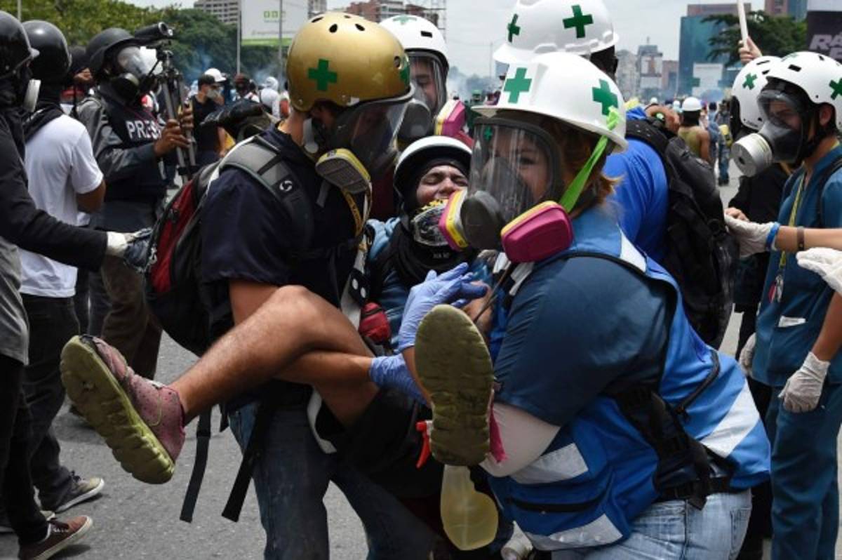 Bombas lacrimógenas contra marcha de miles de opositores en Venezuela  