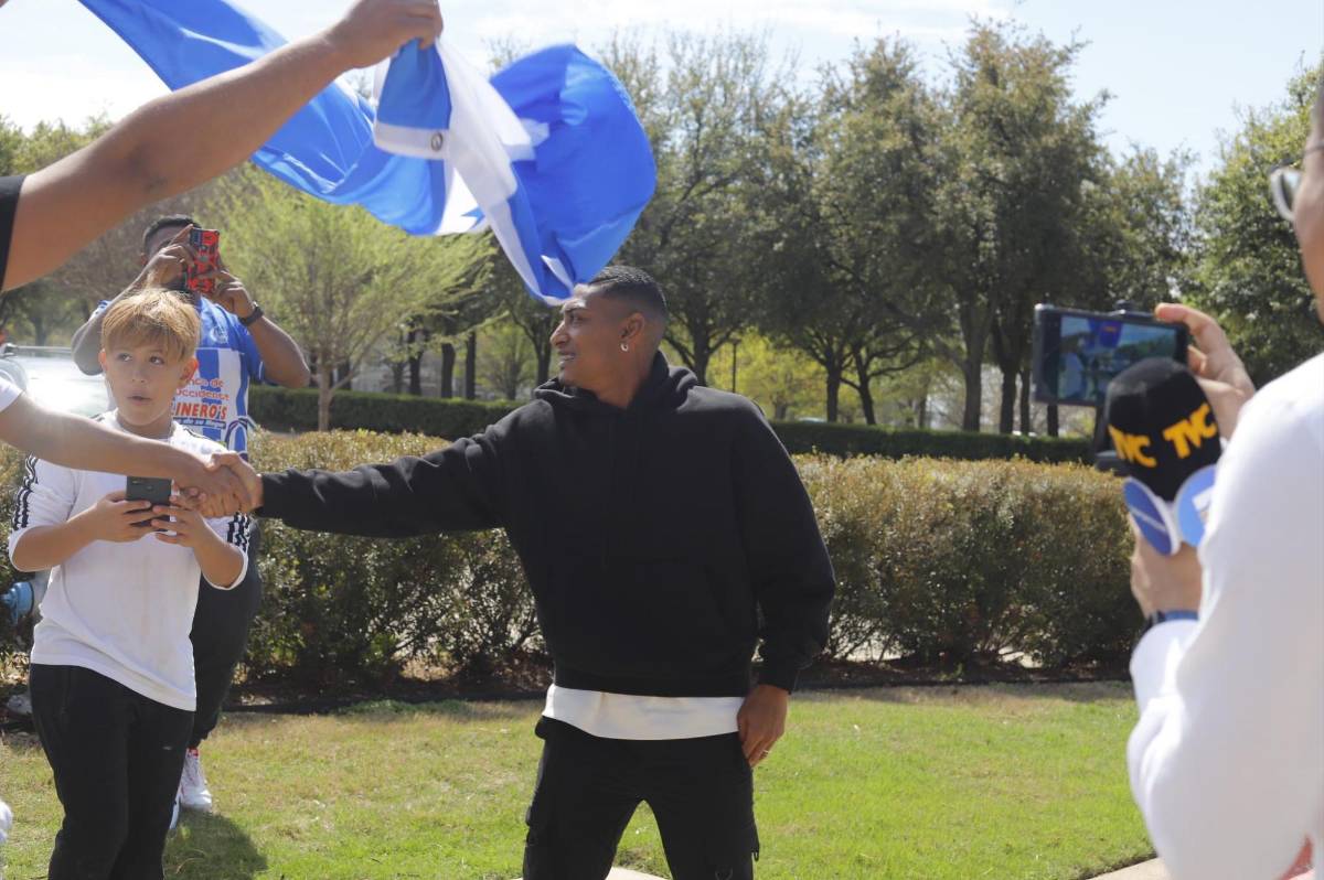 Muchos aficionados que estaban afuera del hotel compartieron con el jugador del Minnesota United.
