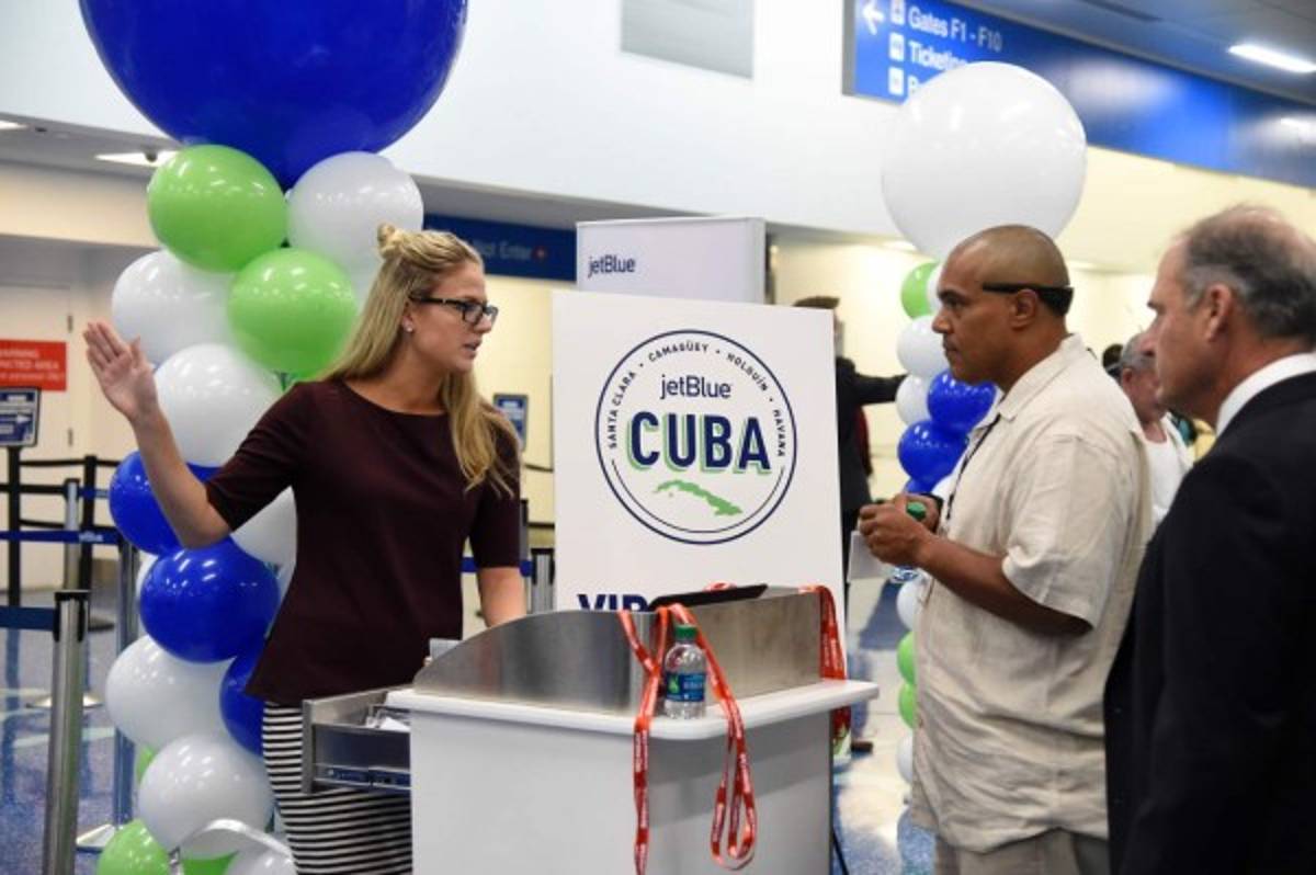 Partió el primer vuelo de línea de EEUU a Cuba desde 1961