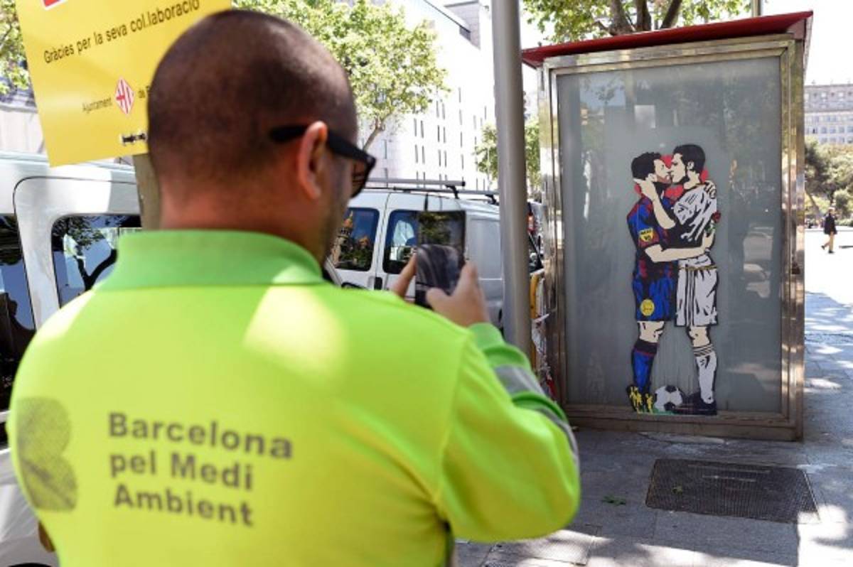 Un grafiti de Lionel Messi y Cristiano Ronaldo besándose causa furor antes del clásico