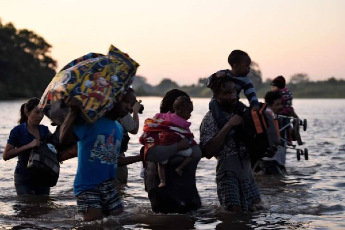 Cientos de migrantes centroamericanos ingresan a México desde Guatemala  