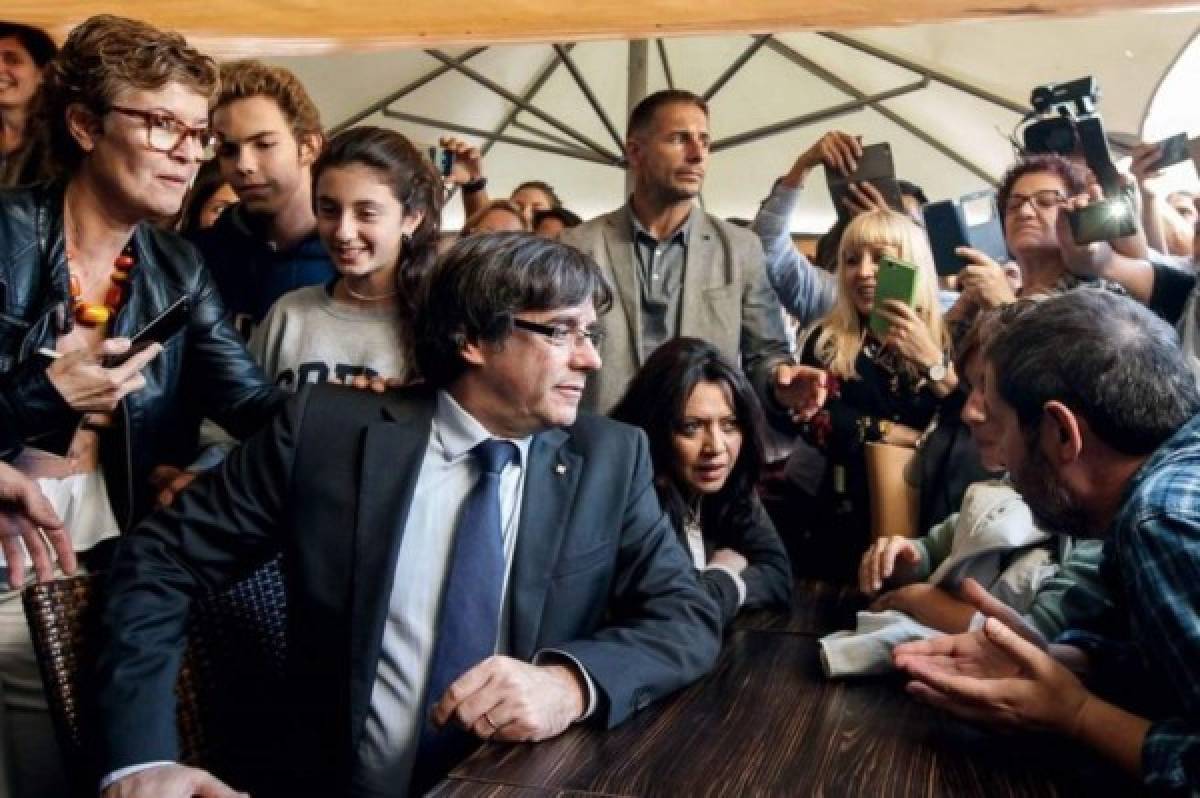 Puigdemont llama a resistir pacíficamente ante la toma de control de Cataluña