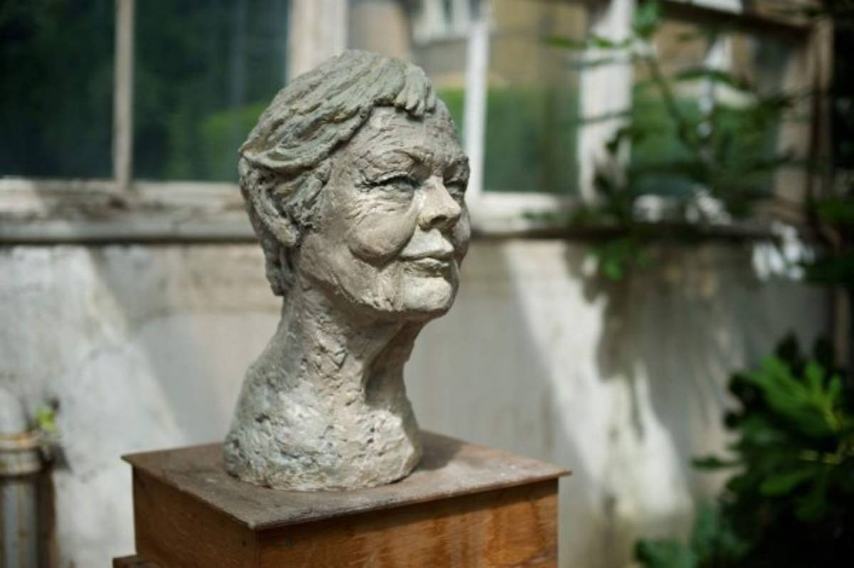 Nicole Farhi y su mano humana