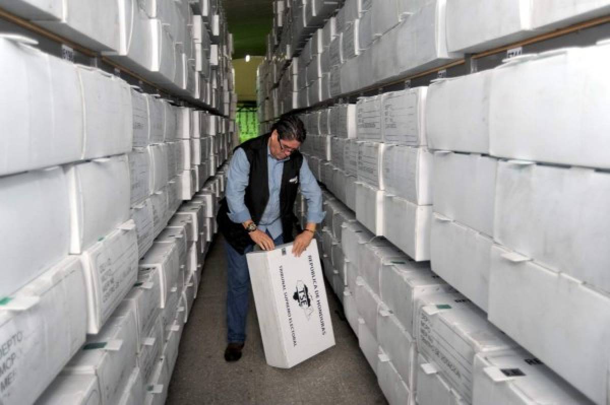 El Tribunal Supremo Electoral prepara maletas electorales para comicios del 26 de noviembre