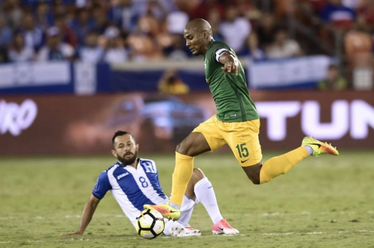 Concacaf lo declaró inelegible, pero es titular y hasta capitán con Guayana Francesa
